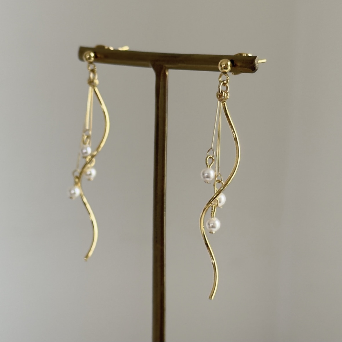 スワロフスキーパール×ウェーブピアス/痛みの無いクリップ式イヤリング〈ゴールド・シルバー〉